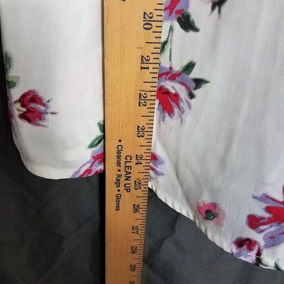 Maurices Medium V Neck White Floral Blouse Sleeveless Polyester Feminine Size M - Picture 9 of 11